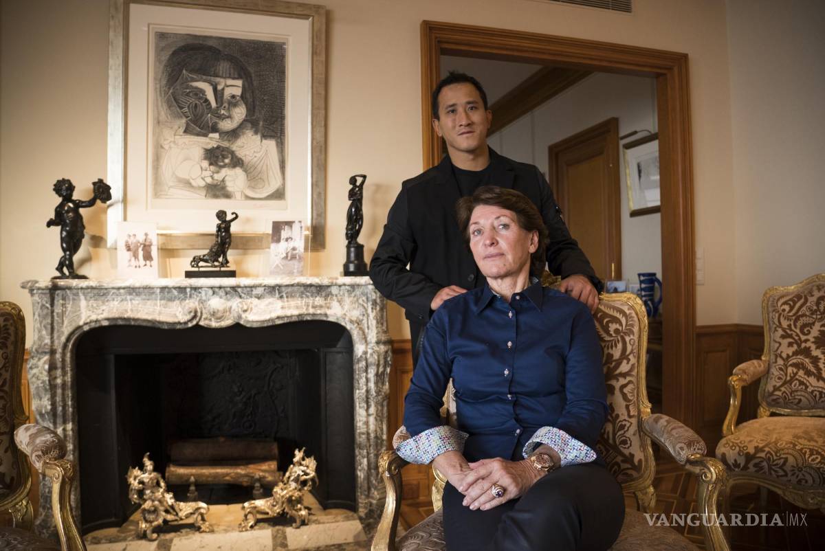 $!Marina Picasso, sentada, nieta del artista Pablo Picasso, y su hijo Florian Picasso en Cologny, cerca de Ginebra, Suiza. AP/Boris Heger