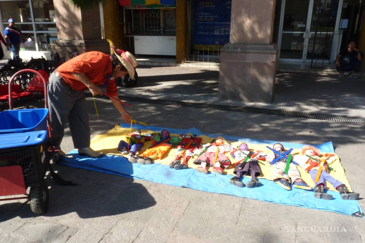 $!Pitoco aprendió a confeccionar sus muñecos que le acompañan a todas partes. Desde niño quiso tener un espectáculo de marionetas y con el tiempo lo logró.