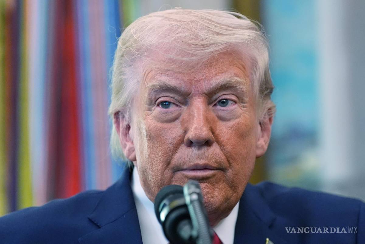 $!El presidente de Estados Unidos, Donald Trump, habla durante la toma de posesión del secretario de Seguridad Nacional, Markwayne Mullin, en la Oficina Oval.