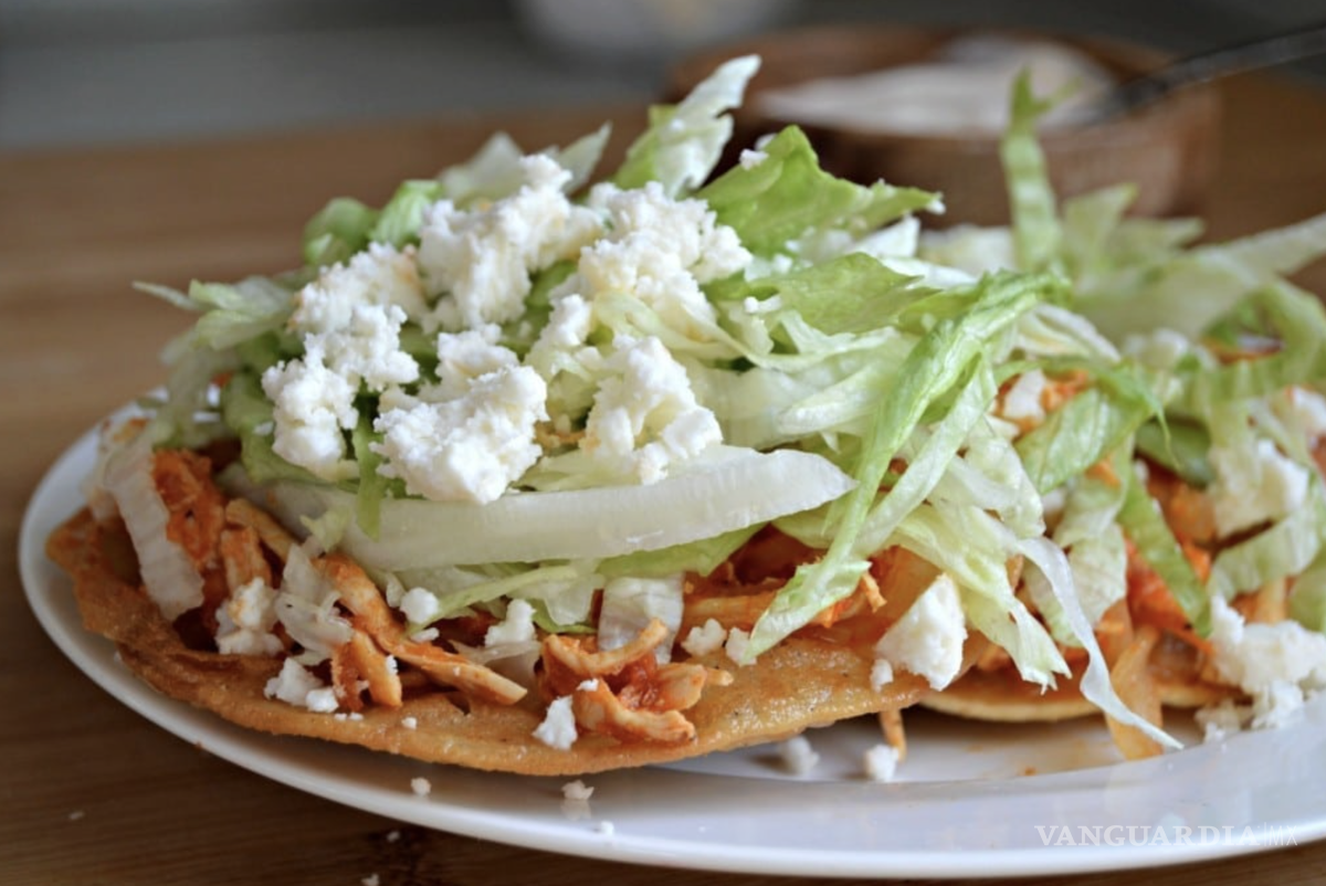 $!Las tostadas de tinga son perfectas para compartir, fáciles de preparar y muy rendidoras.