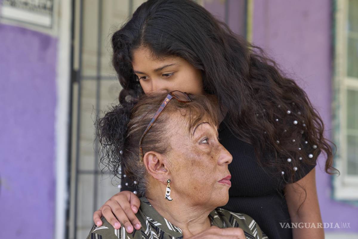 $!Noemí, de 11 años, besa a su abuela, Ofelia, afuera de su casa en una colonia, un tipo de barrio informal que se encuentra en zonas rurales de Texas.