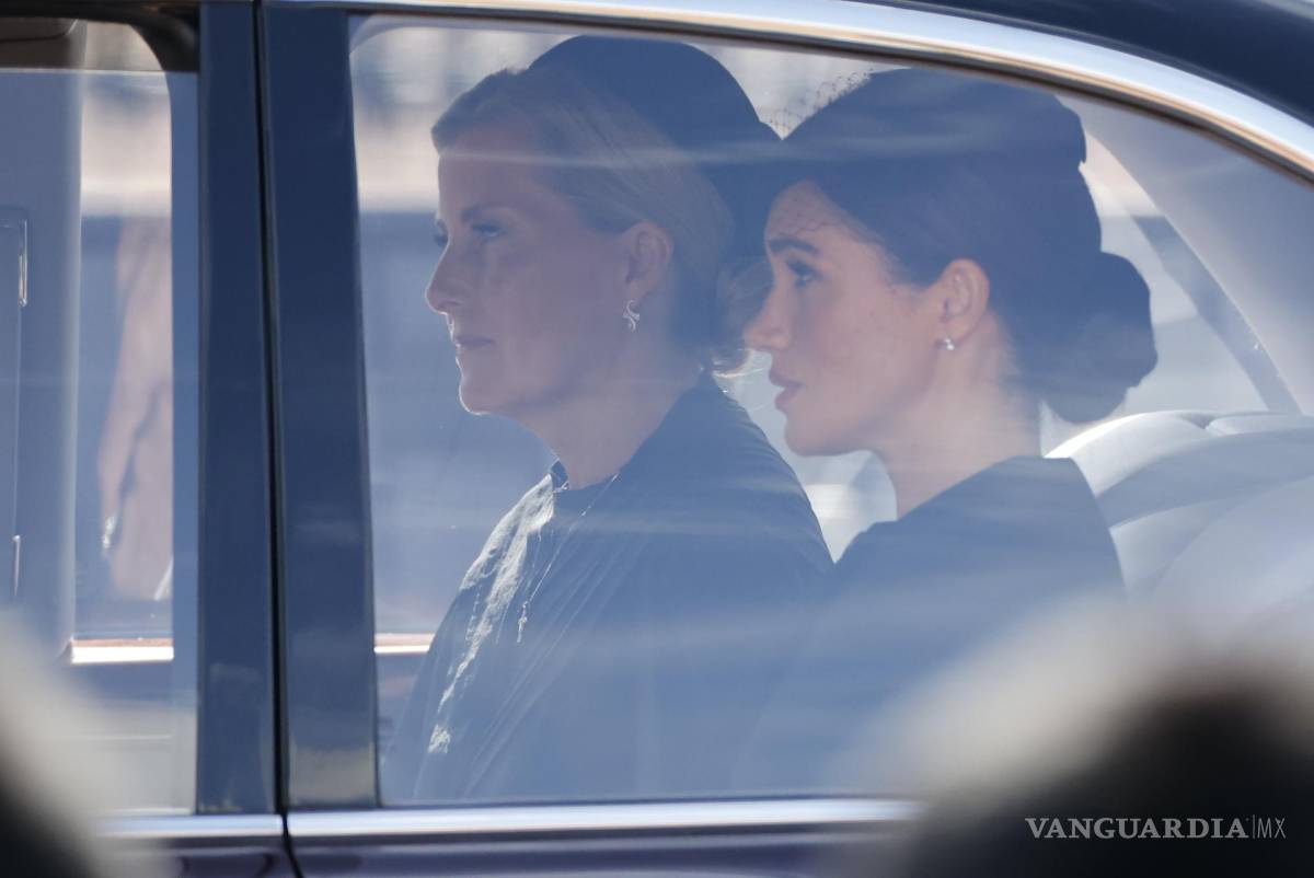 $!Meghan, duquesa de Sussex (d) y Sophie, condesa de Wessex, en un automóvil, siguen la procesión del ataúd que con el cuerpo de la reina Isabel II.