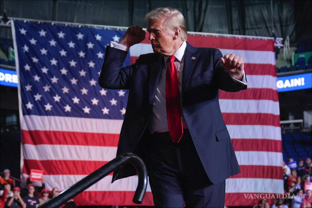$!El candidato presidencial republicano y expresidente Donald Trump baila en un mitin de campaña en el First Horizon Coliseum.