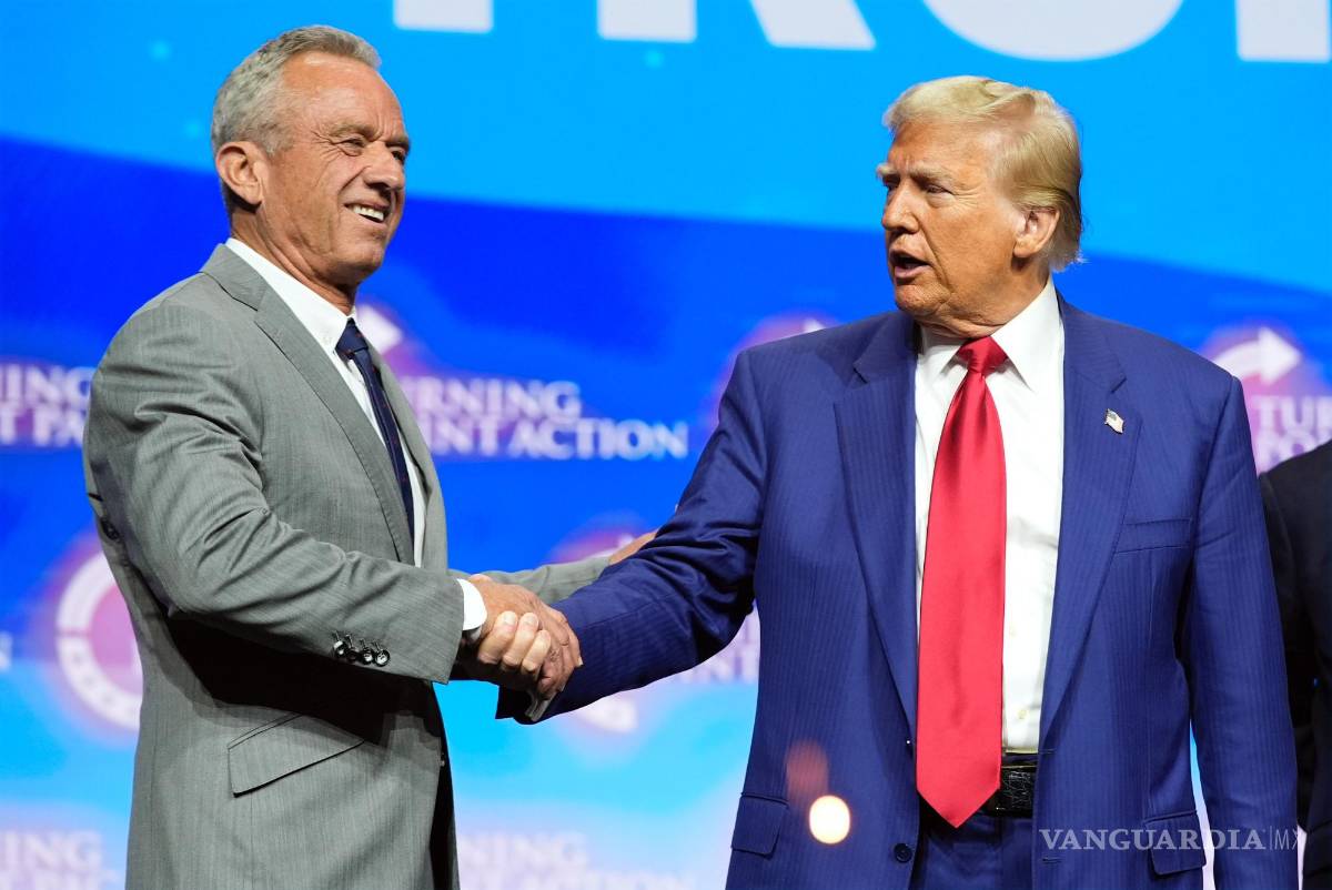 $!El candidato presidencial republicano Donald Trump, estrecha la mano de Robert F. Kennedy Jr. en un mitin de la campaña Turning Point Action en Duluth, Georgia.