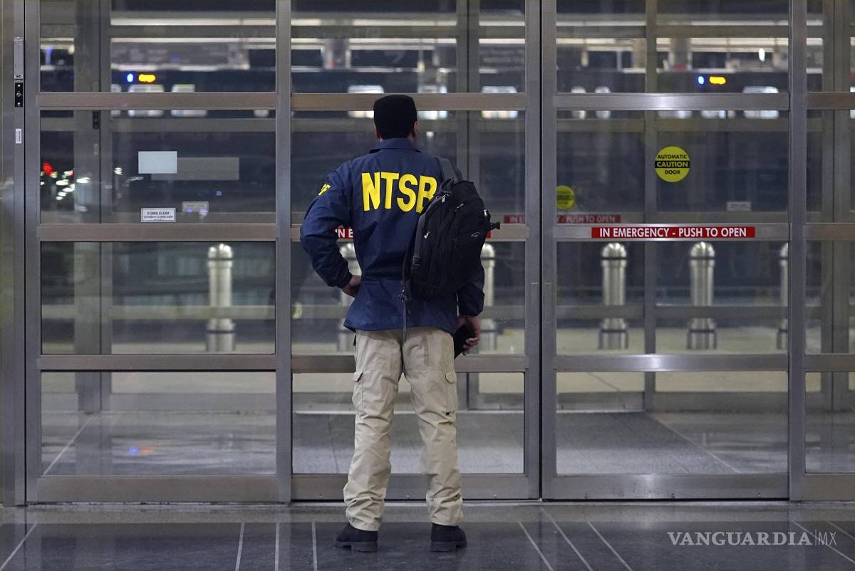 $!Un miembro de la NTSB se encuentra junto a una puerta en el Aeropuerto Nacional Ronald Reagan de Washington.