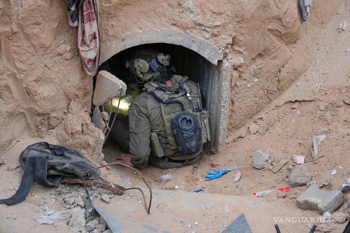 $!Un soldado israelí entra en un túnel donde, según el ejército, se encontraba el cuerpo del soldado Hadar Goldin en Rafah, Franja de Gaza.