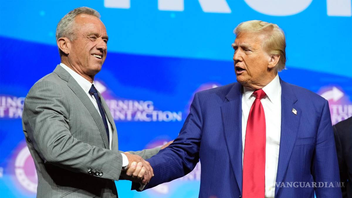 $!El candidato presidencial republicano Donald Trump, estrecha la mano de Robert F. Kennedy Jr. en un mitin de la campaña Turning Point Action en Duluth, Georgia.