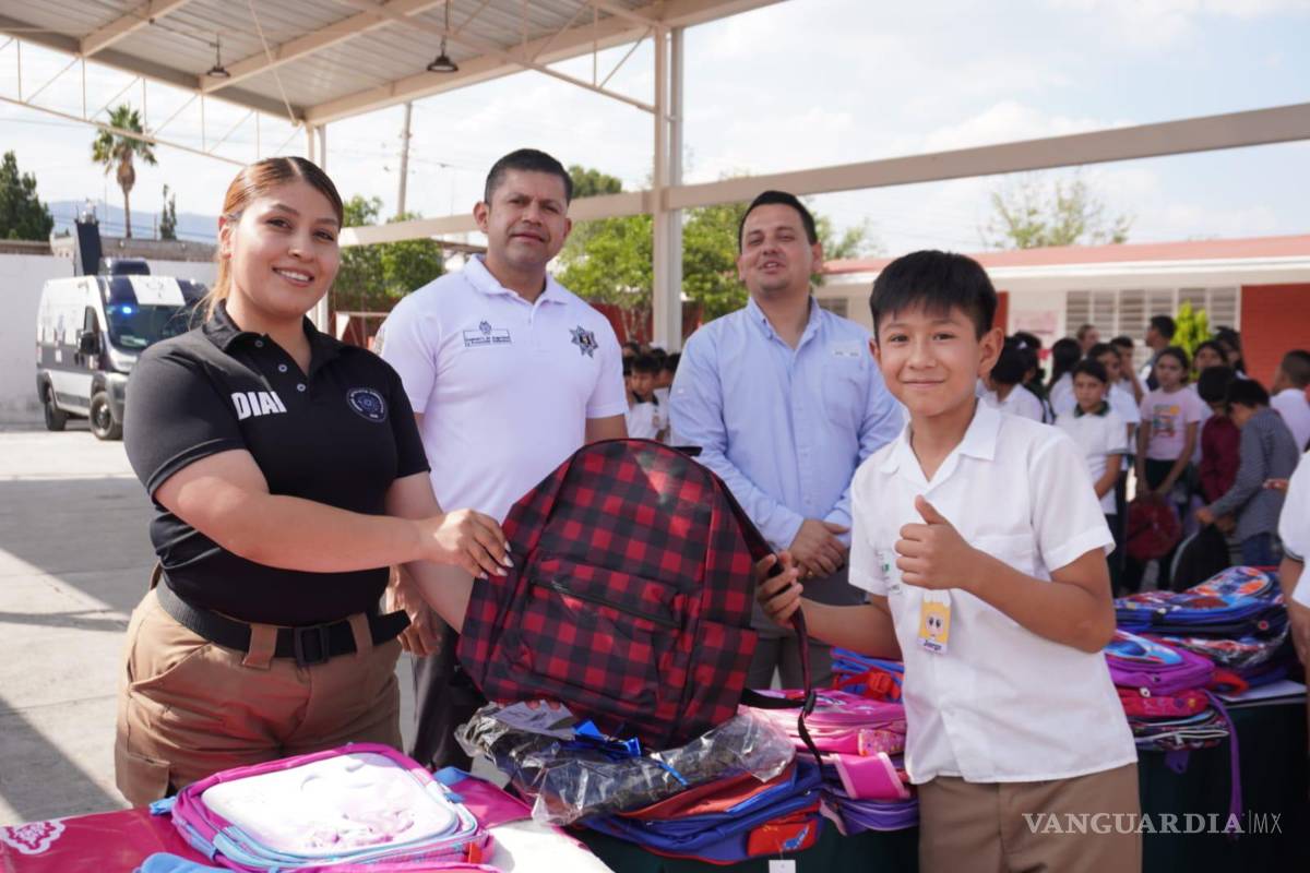 Policía de Saltillo entrega mochilas a niños de primarias del poniente de la ciudad