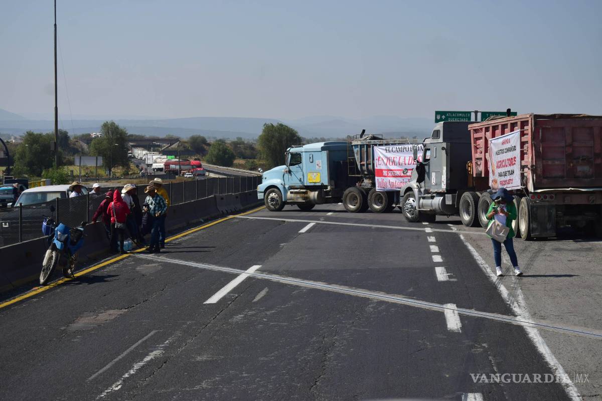 Persisten cierres en carreteras de 10 estados