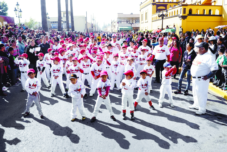 Entre música, baile y folklor desfilan en Ramos Arizpe