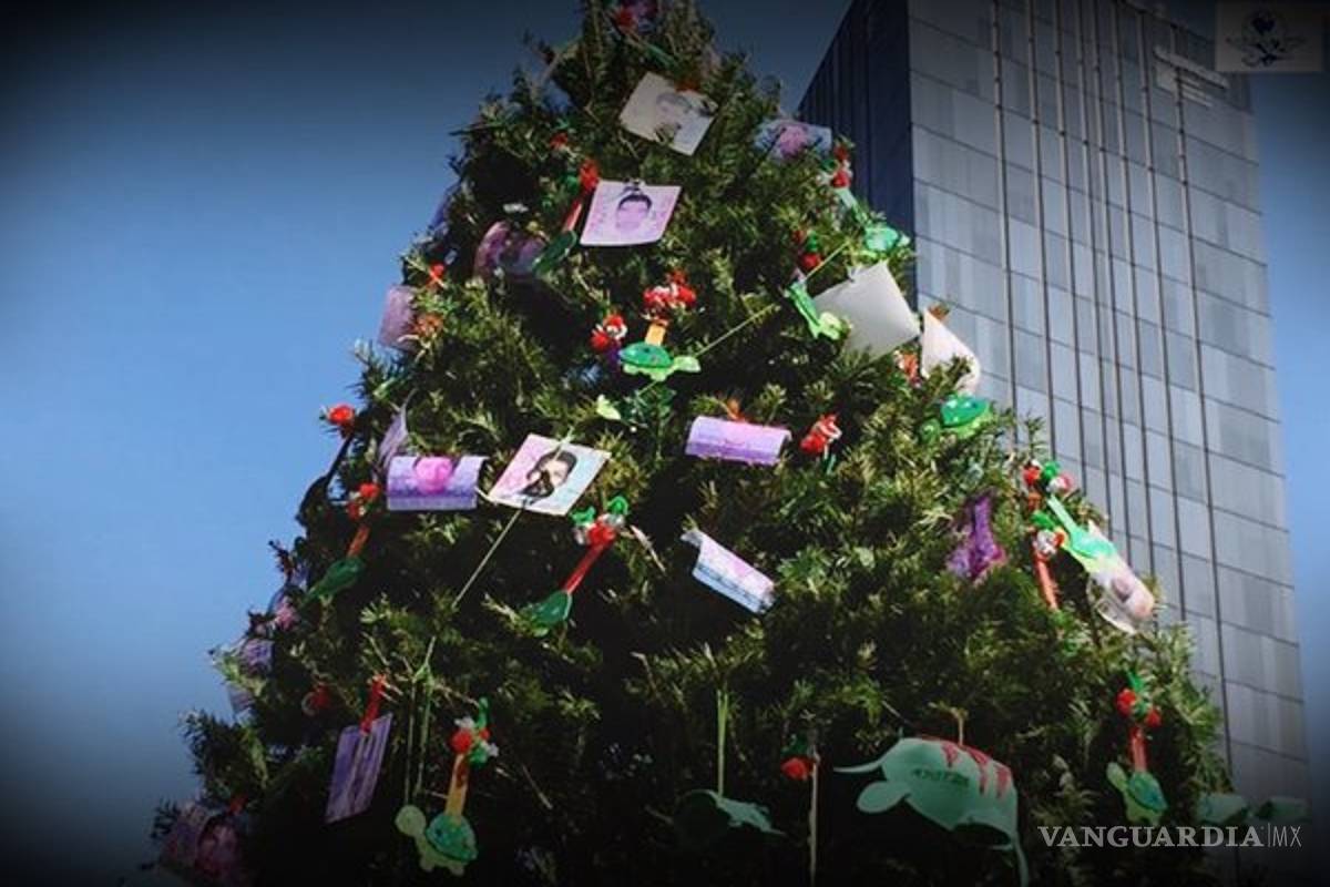 Padres de los 43 colocan árbol en Tixtla con fotos de sus hijos