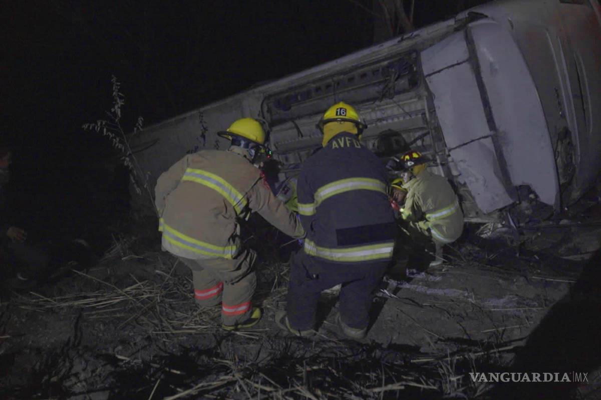 Vuelca autobús turístico a barranco en Nayarit; reportan 18 muertos y 33 heridos