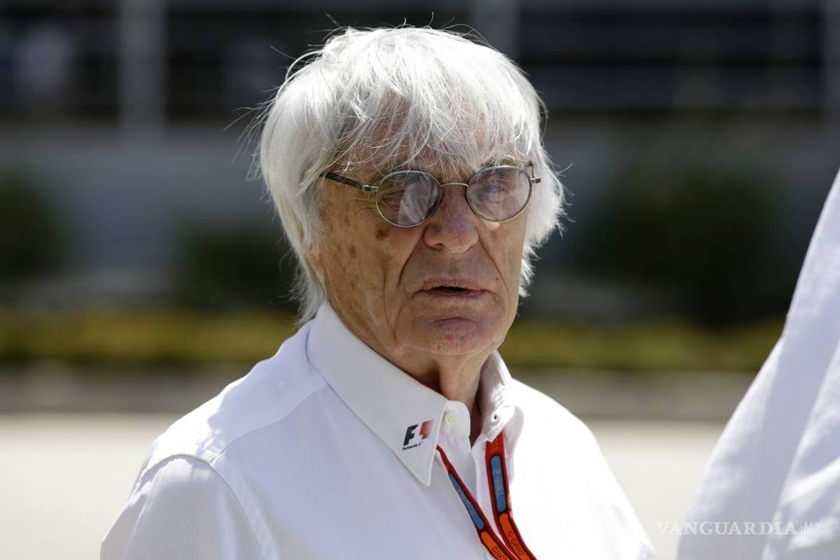 Las mujeres no son &quot;físicamente capaces&quot; de conducir en F1: Ecclestone