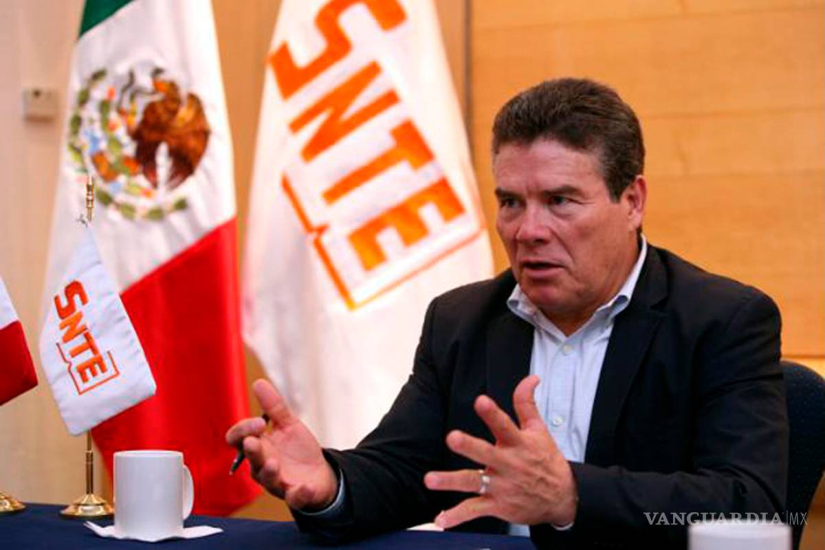 Miembros de SNTE denuncian ante PGR a su líder Juan Díaz de la Torre