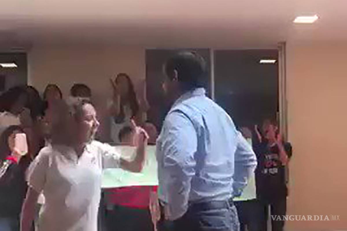 &quot;A mí me has mirado los senos, eso es lo que te tengo que decir&quot;, alumna confronta a maestro acosador