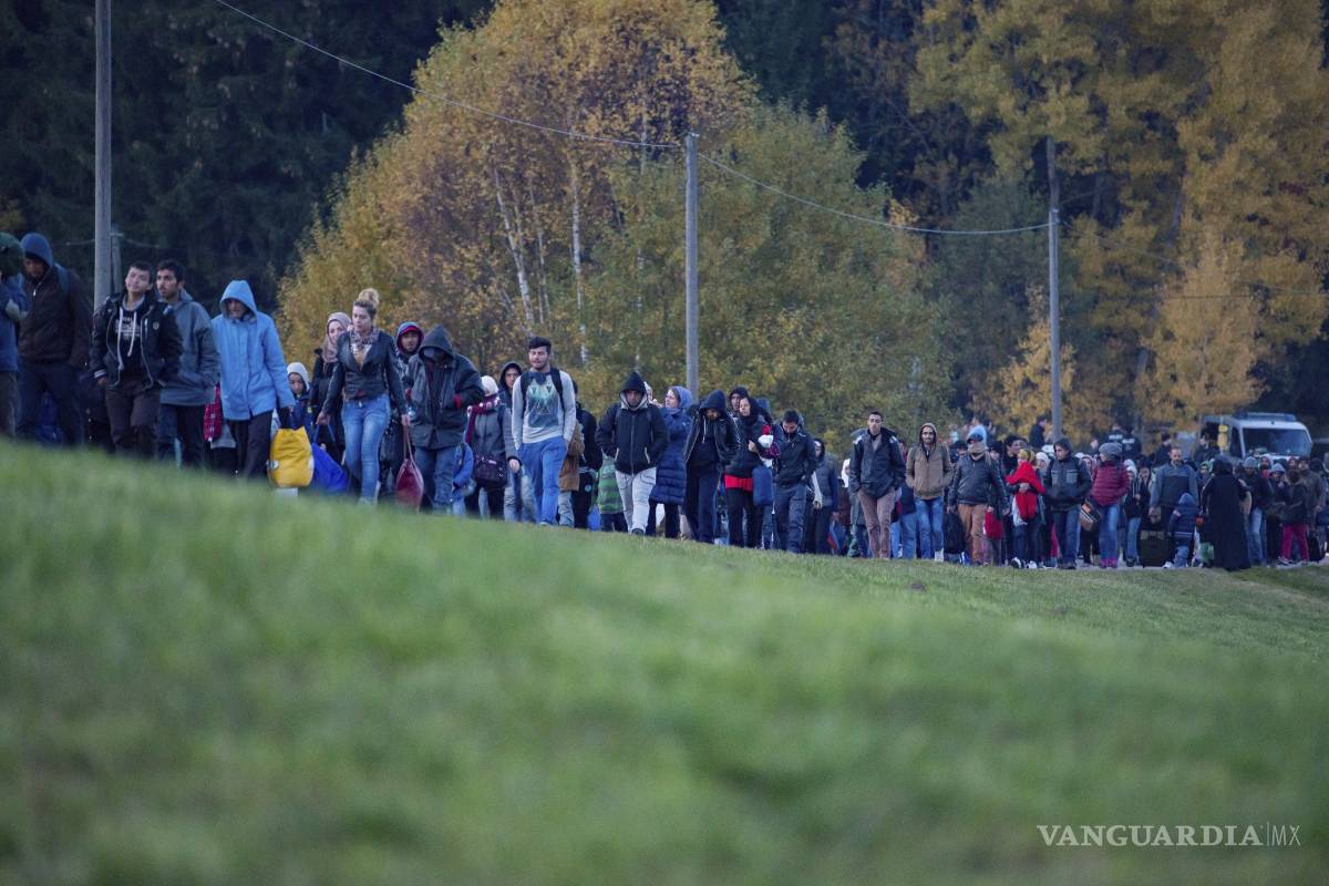 Refugiados peregrinan de Austria a Alemania