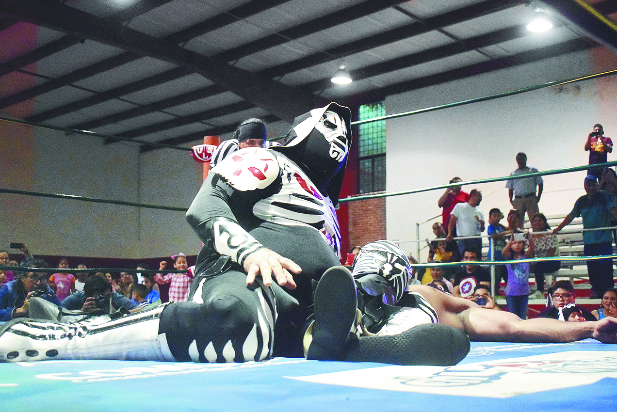 Amañada victoria del ‘Toro Blanco’; Espectacular agarrón en el ring