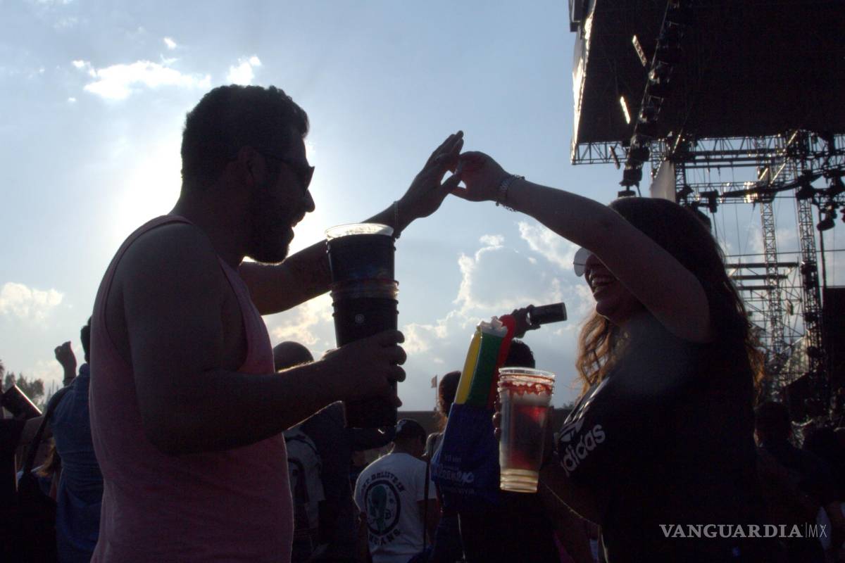 $!La Santanera pone a bailar a todos y el Vive Latino lo sabe, lo sabe