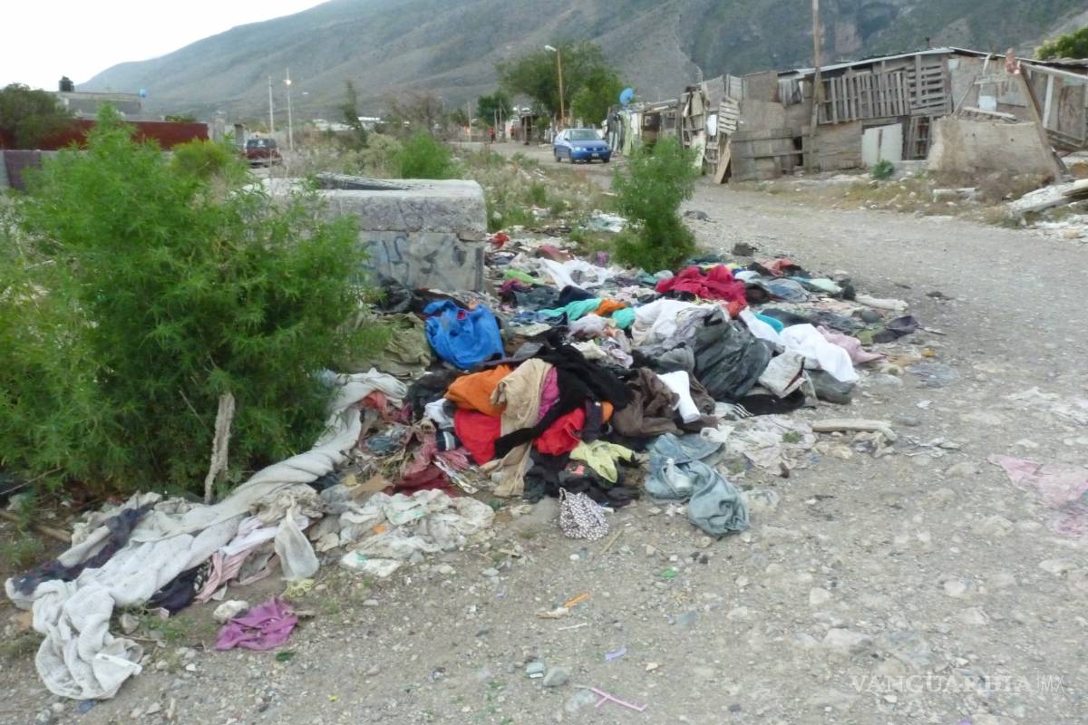 Tiran saltillenses de sectores marginados la ropa que les donan
