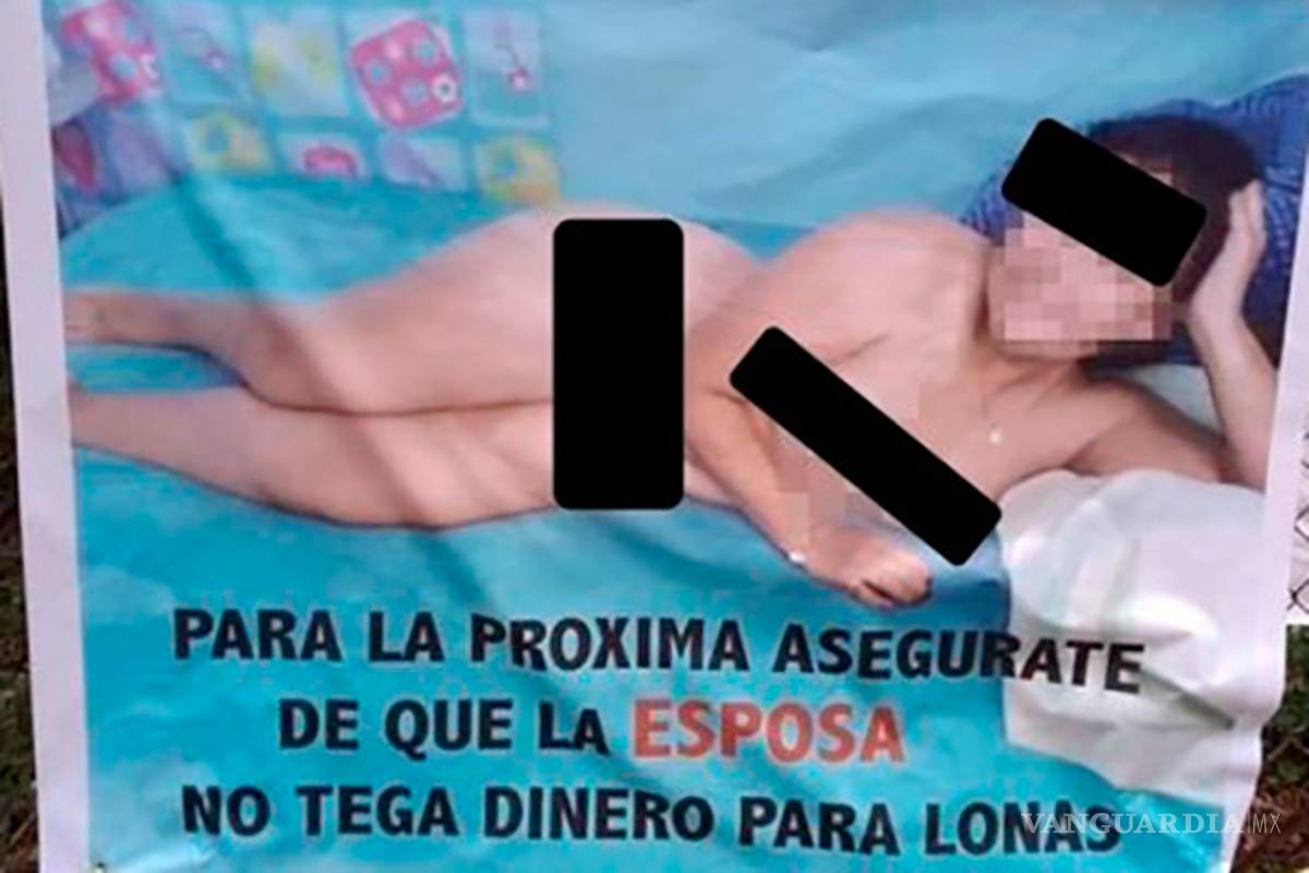 Mujer exhibe desnuda a la amante de su esposo con una lona en la calle