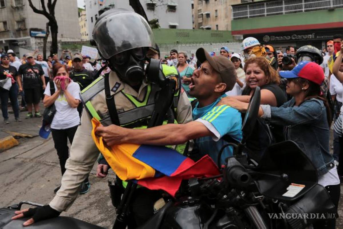 Estados Unidos pide a connacionales abandonar Venezuela y retira personal de su embajada