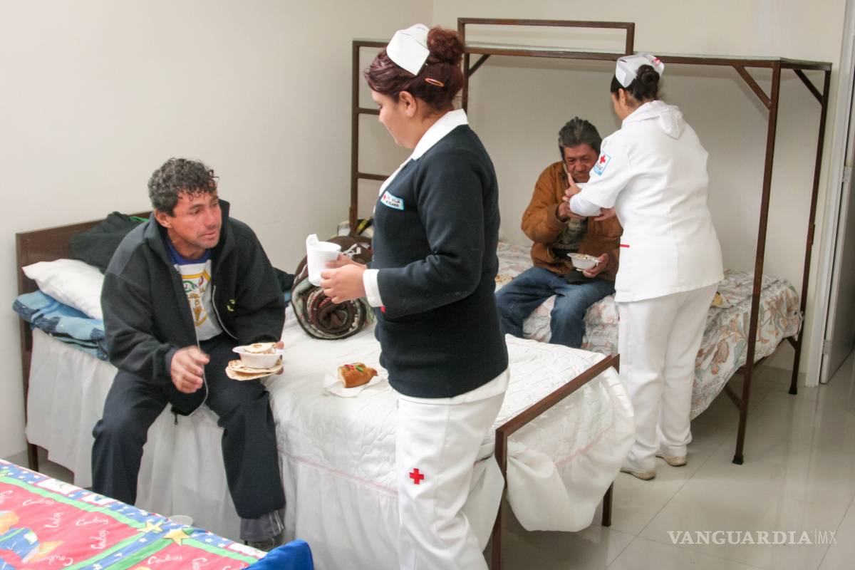 Indigentes son llevados a albergue por baja temperatura en Saltillo