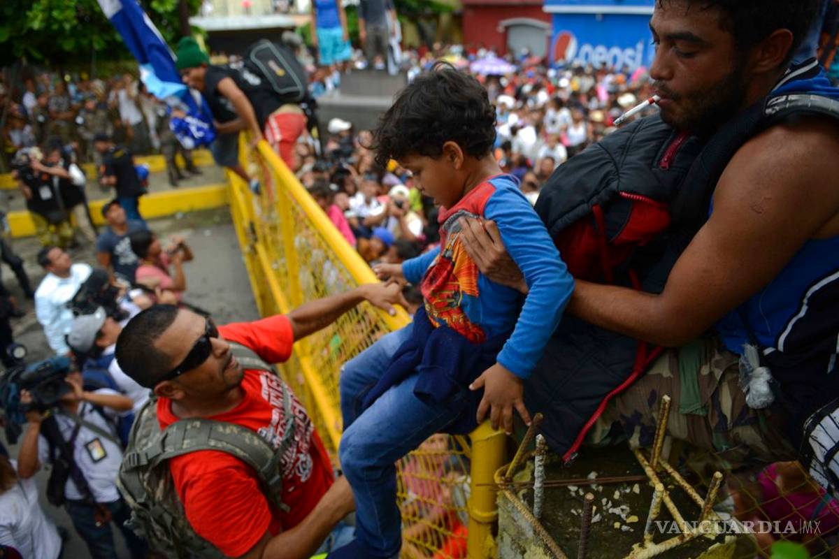 Irrumpe caravana en frontera sur de México; se enfrentan migrantes y autoridades