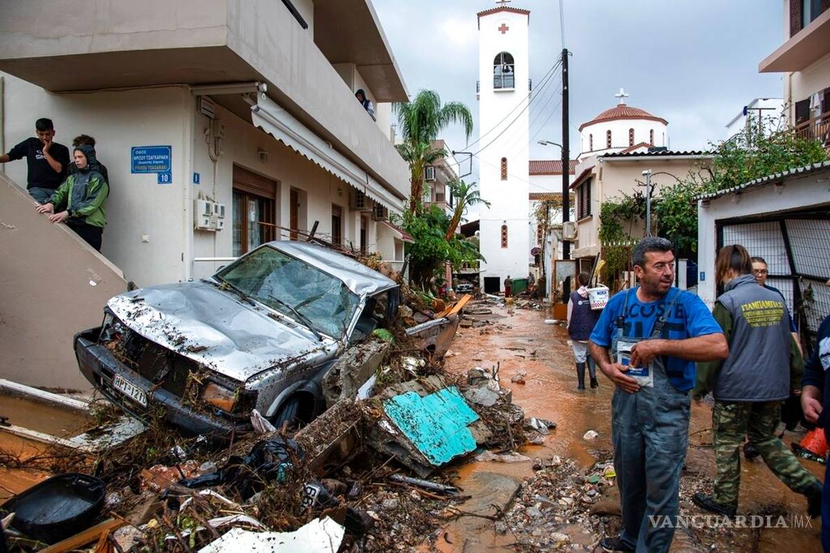 Inundaciones arrastran vehículos hacia el mar en Grecia