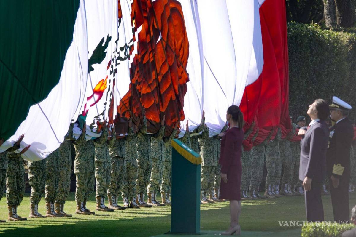 México no es colonia de nadie y no se arrodilla: Sheinbaum durante conmemoración del Día de la Bandera
