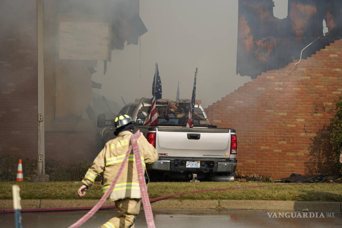 $!Los bomberos trabajan en la escena de un incendio y tiroteo en la Iglesia de Jesucristo de los Santos de los Últimos Días en Grand Blanc, Michigan.