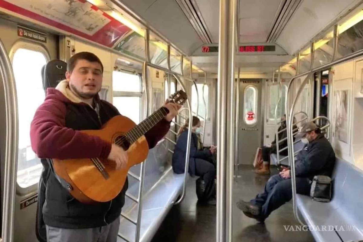 Nelson Vladimir Salmerón, un mariachi que anima a los escasos usuarios del metro de Nueva York durante la pandemia COVID-19