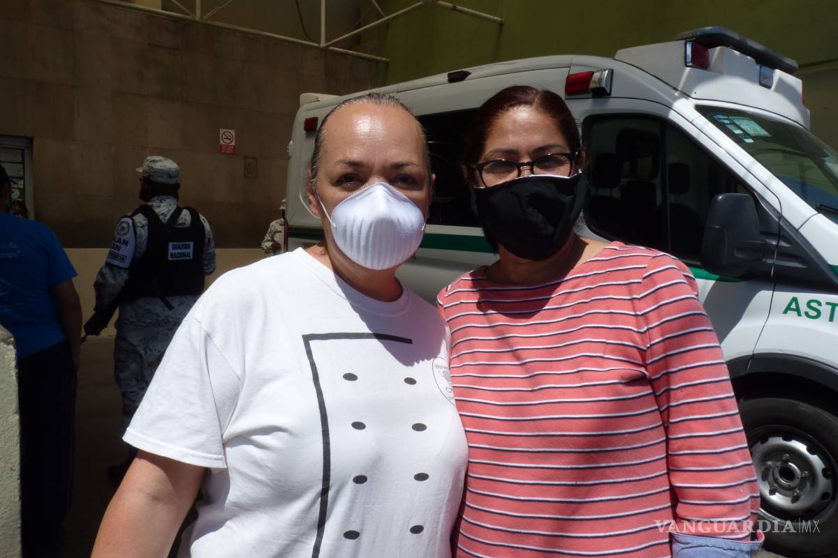 Saltillenses llevan alimentos a los médicos de los hospitales del IMSS