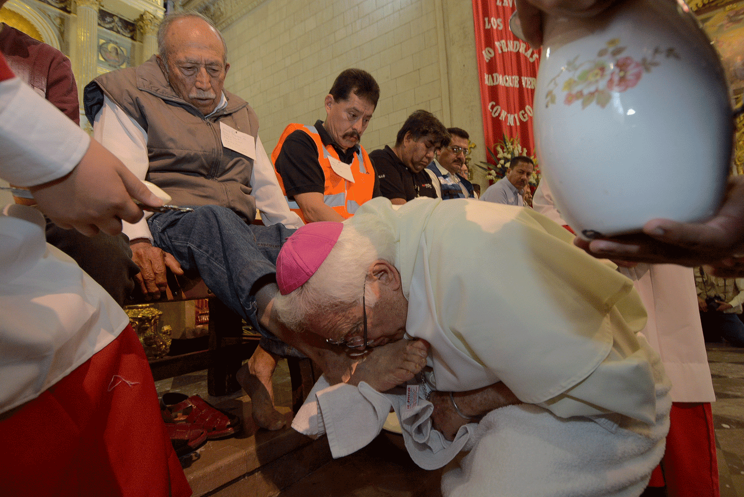 Obispo de Saltillo lava los pies a operarios de la Ciudad