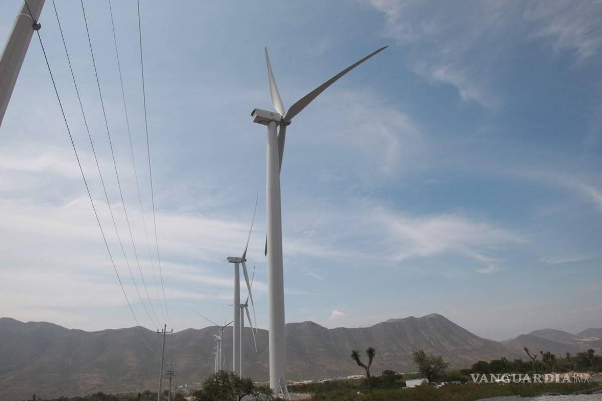 A diferencia del mundo, en México no se apuesta por la energía eólica y se incrementa la refinación de petróleo