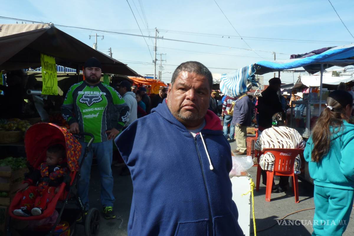 Arturo, el hombre que nació sin brazos y trabaja en los mercados de Saltillo, necesita ayuda...