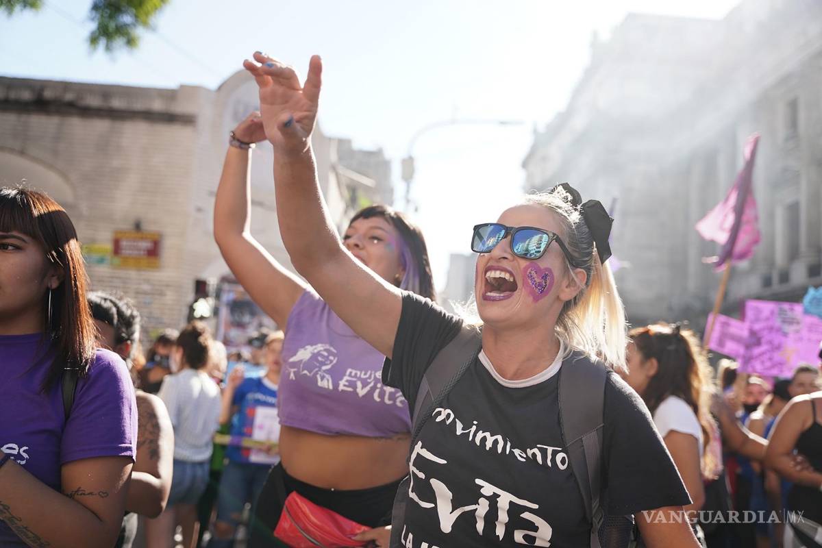 Miles de mujeres inician marcha del 8M en la CDMX para exigir justicia
