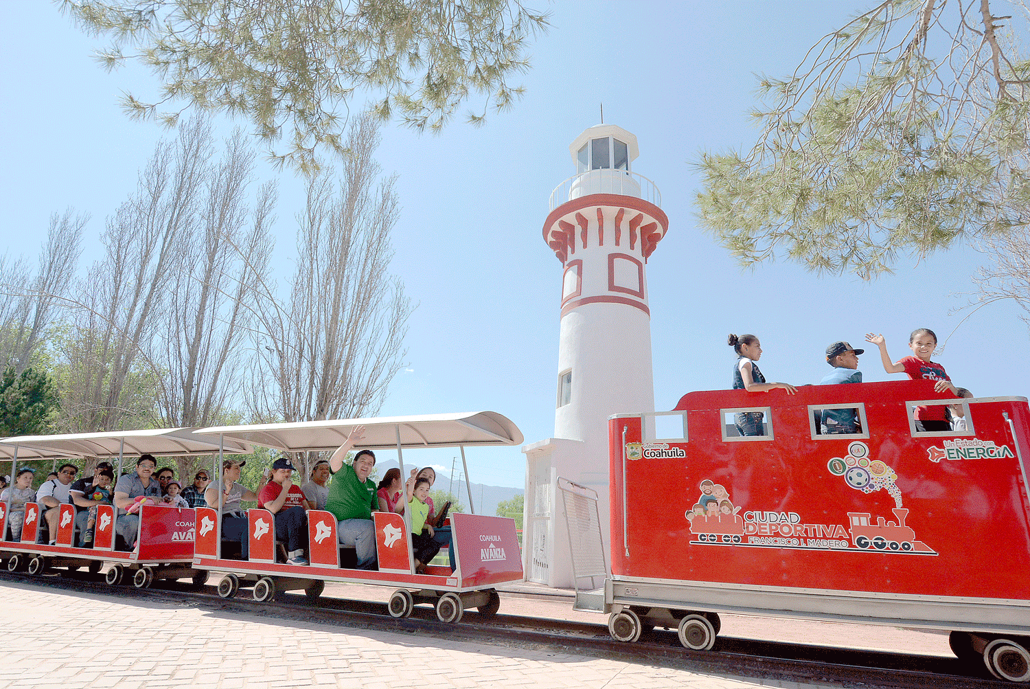 Saltillenses aprovechan asueto y pasean en familia en la Ciudad Deportiva