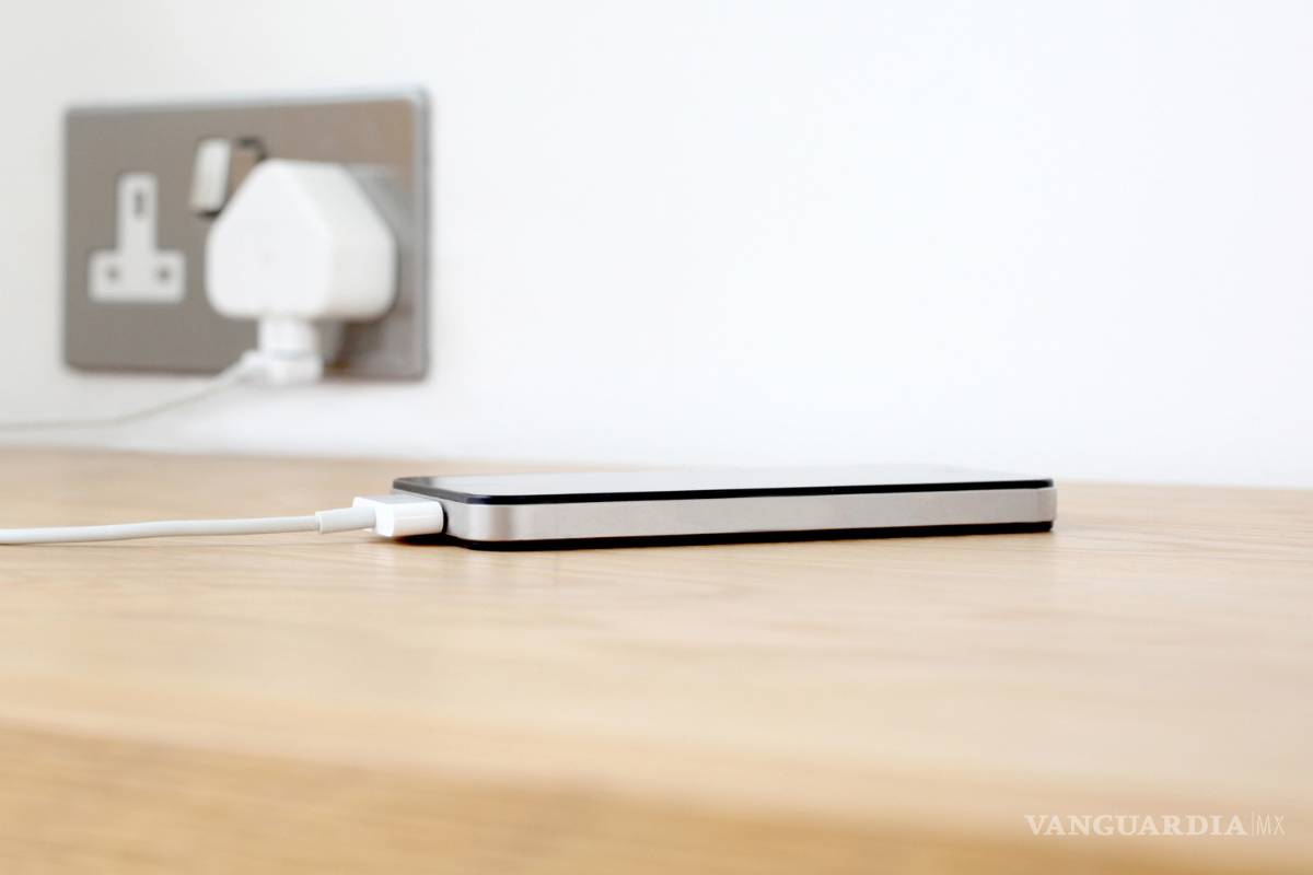 Cómo cargar correctamente la batería del celular: mitos y leyendas