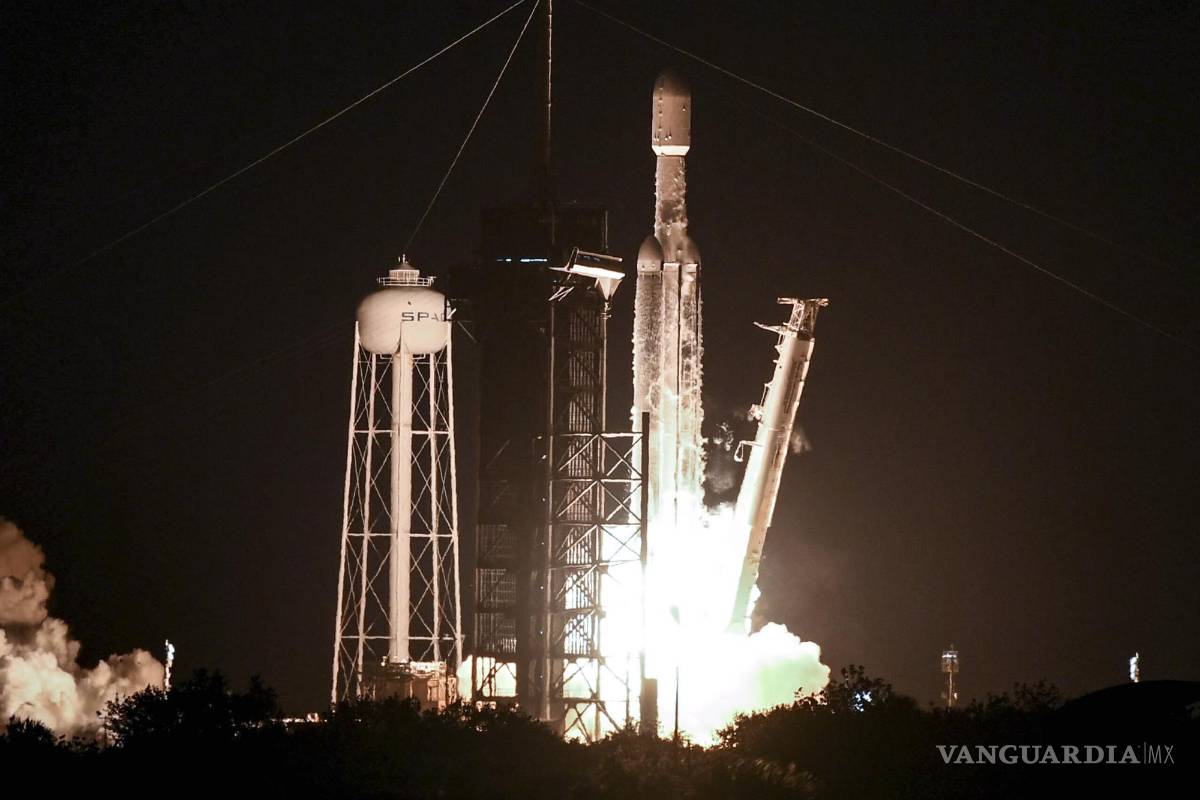 $!Un Falcon Heavy de SpaceX despega de la plataforma 39A en el Centro Espacial Kennedy, en Cabo Cañaveral, Florida.
