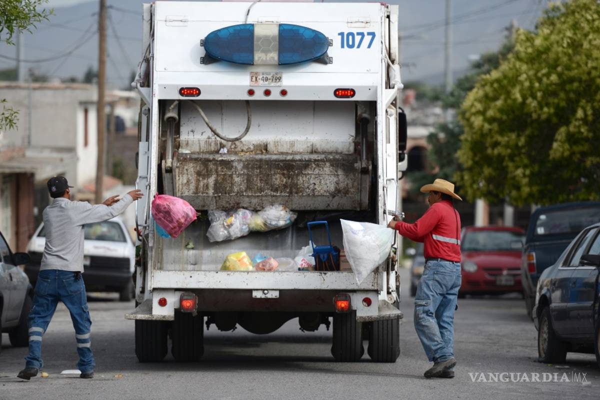 Protestan trabajadores de Limpia, sin dejar de dar servicio en Saltillo