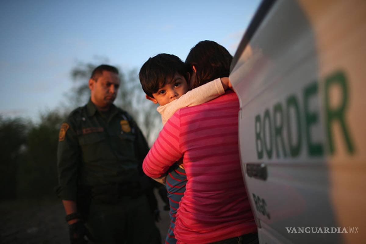 Reúne EU a 522 menores migrantes con sus padres