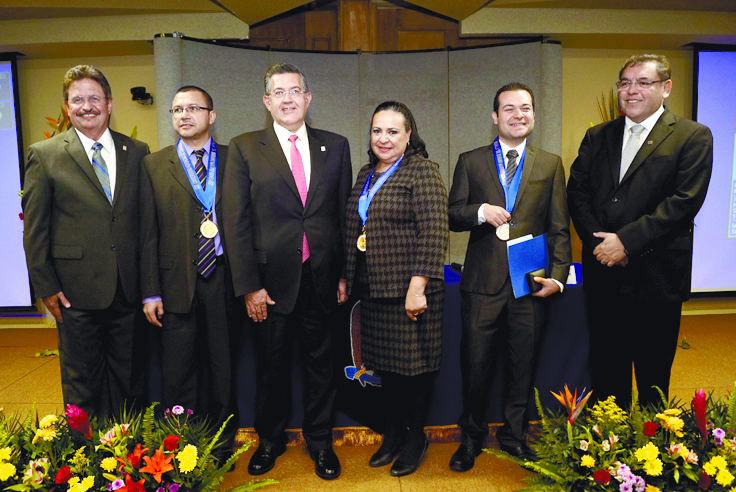 Reconoce UAdeC a dos brillantes maestros y a un ex alumno