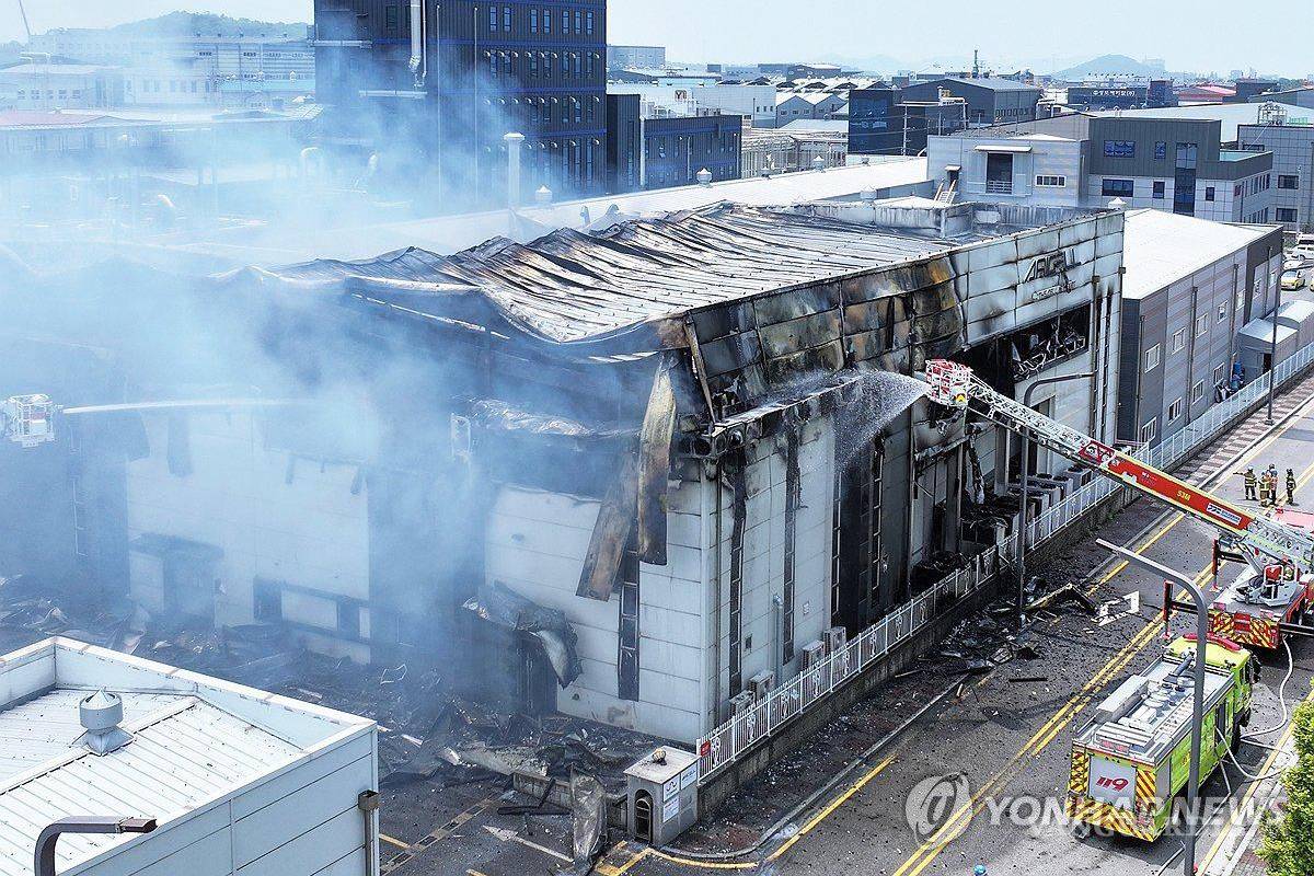 Más de 20 muertos dejaría incendio en fábrica de baterías en Corea del Sur