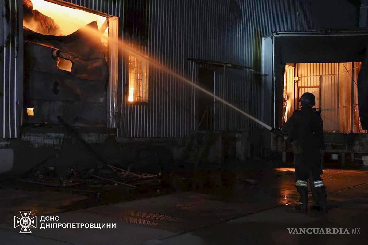 $!Un rescatista ucraniano extinguiendo un incendio después de ataques con misiles y drones rusos en la región de Dnipropetrovsk, Ucrania, el 6 de diciembre de 2025.
