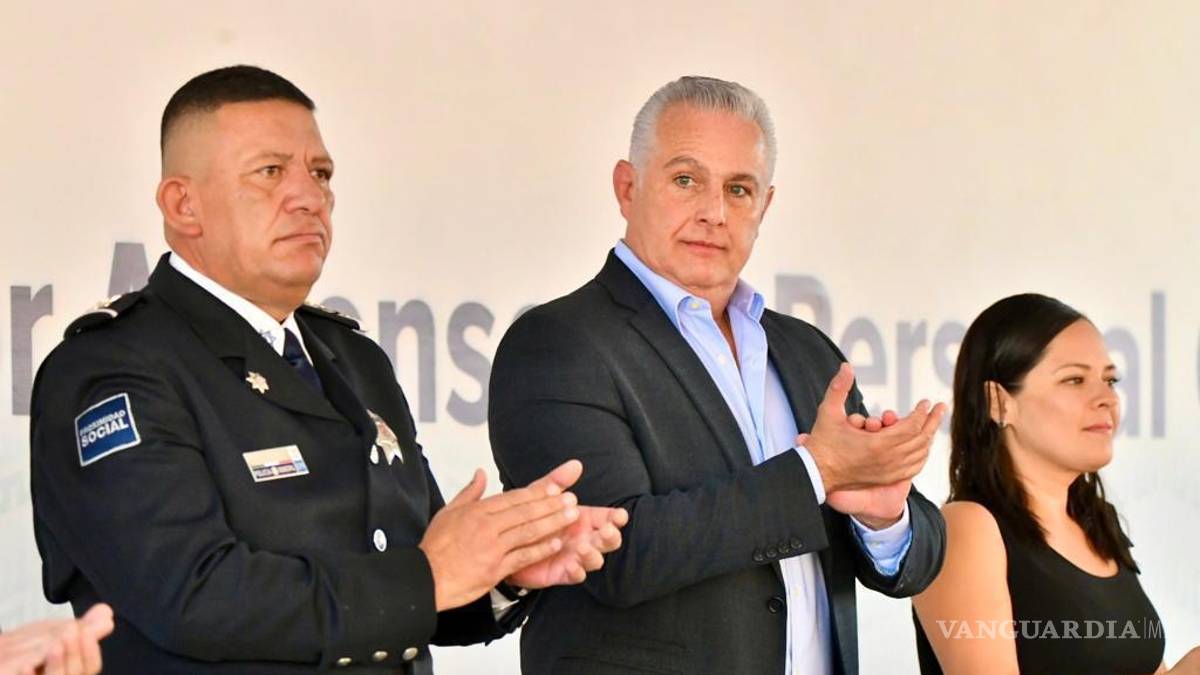 Román Cepeda, alcalde de Torreón, entrega reconocimientos a policías que obtuvieron ascensos