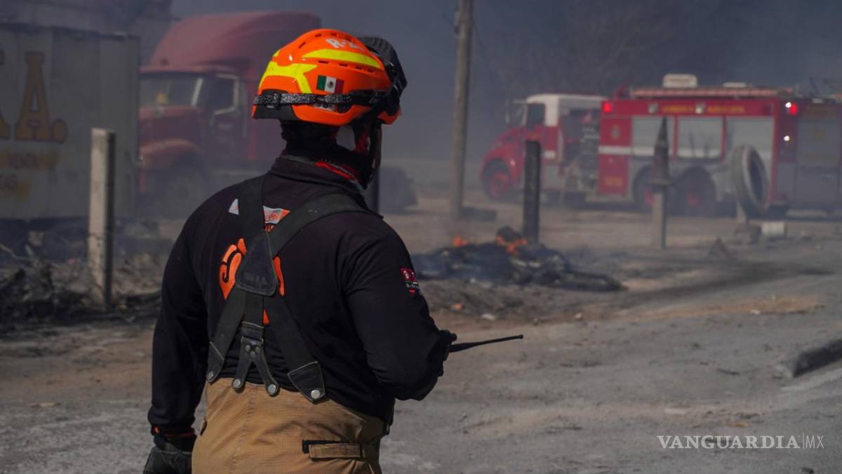 Fuertes rachas de vientos desatan caos e incendios en Nuevo León