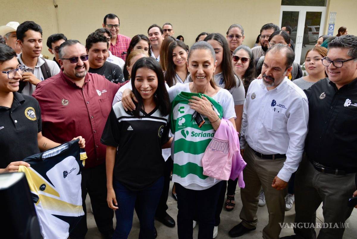 $!Y no podía faltar, para redondear el recibimiento, la playera del equipo local.