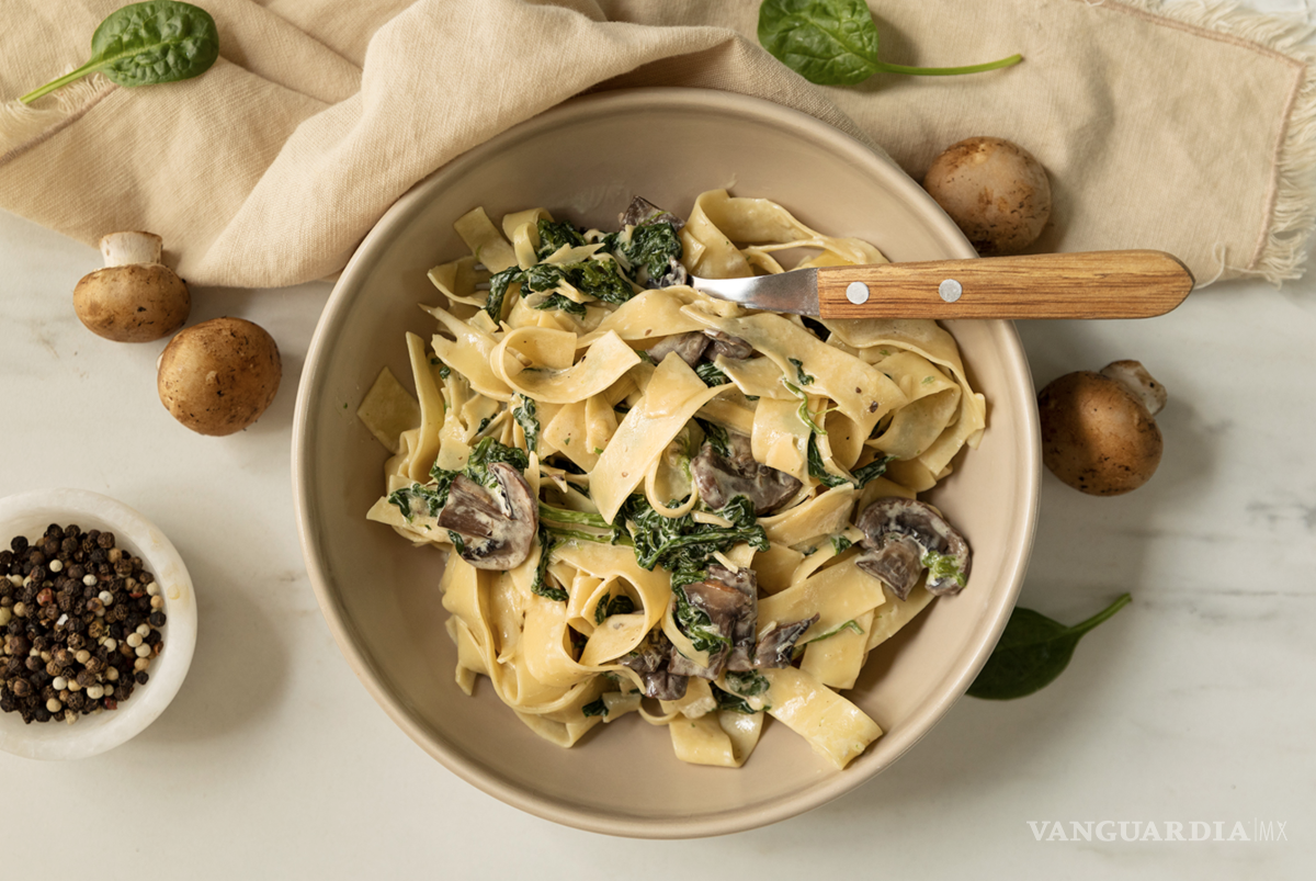 $!Pasta cremosa con espinacas y champiñones.