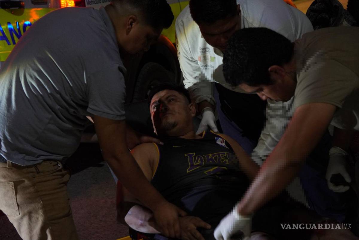 $!Vecinos evitaron mover al joven, quien se quejaba de fuertes dolores tras el accidente.