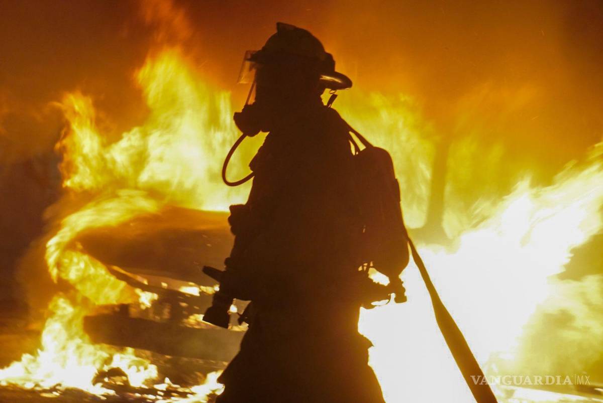 $!Bomberos sofocan las llamas de un vehículo incendiado en el centro de la ciudad.